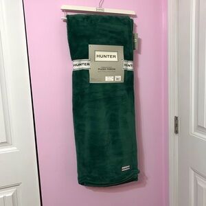 Brand New! Hunter Plush Throw Blanket 50" x 70" Green SOFT